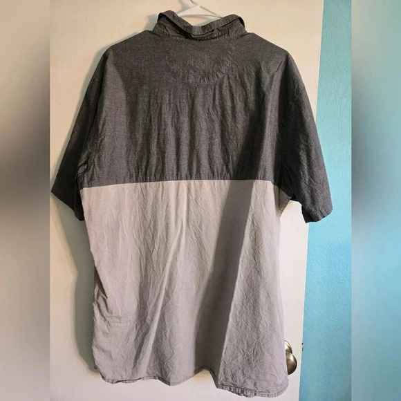 Voyager Grey Button Down Size XL - Picture 4 of 4